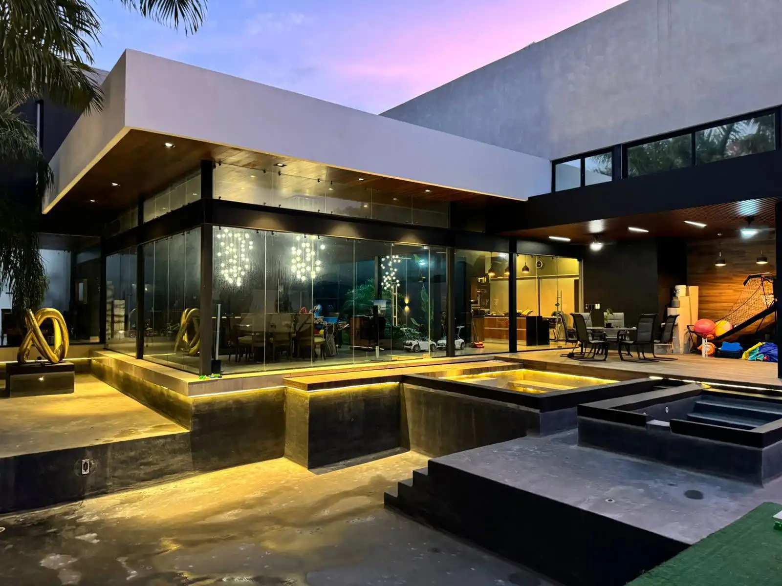 Pïscina con mantenimiento automático en algunas funciones