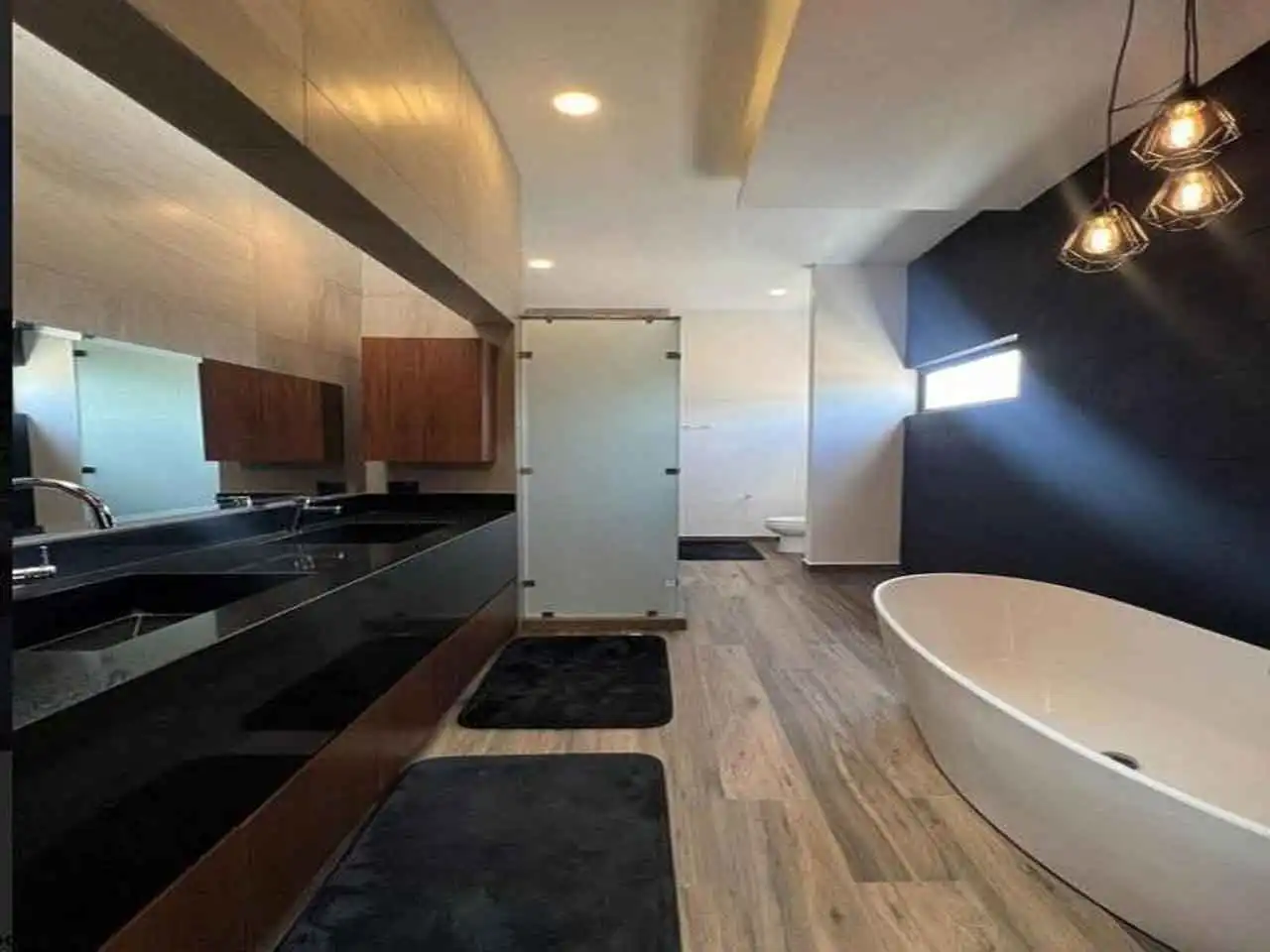 Recamara maestra con ba{ño doble y vestidor amplio