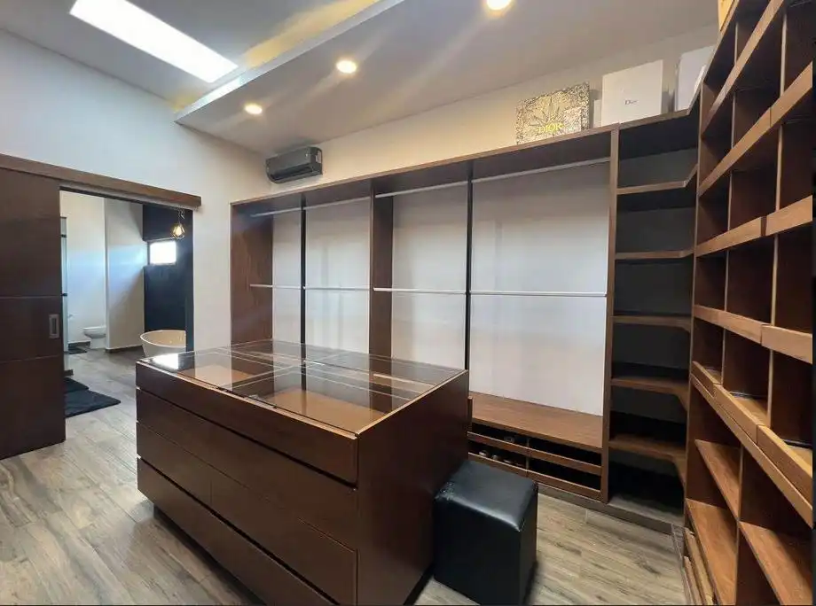 Vestidor con madera selvática exotica