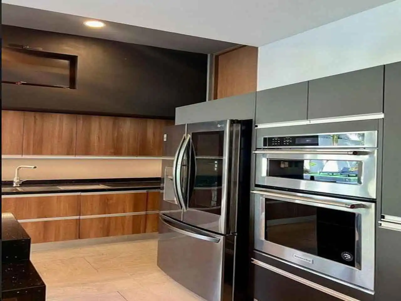 Cocina con doble horno cuarzo negro, y parrilla de inducción