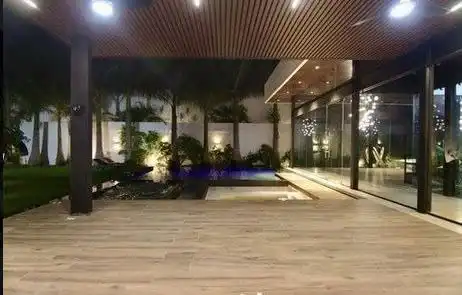 Sala principal con ventanales