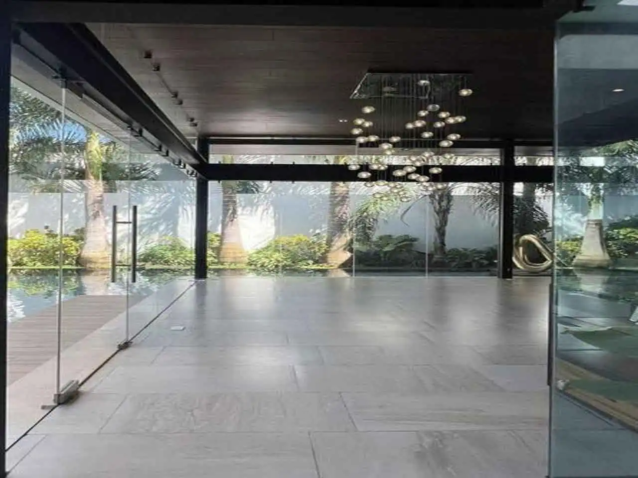 Sala principal acceso a jardin y cocina